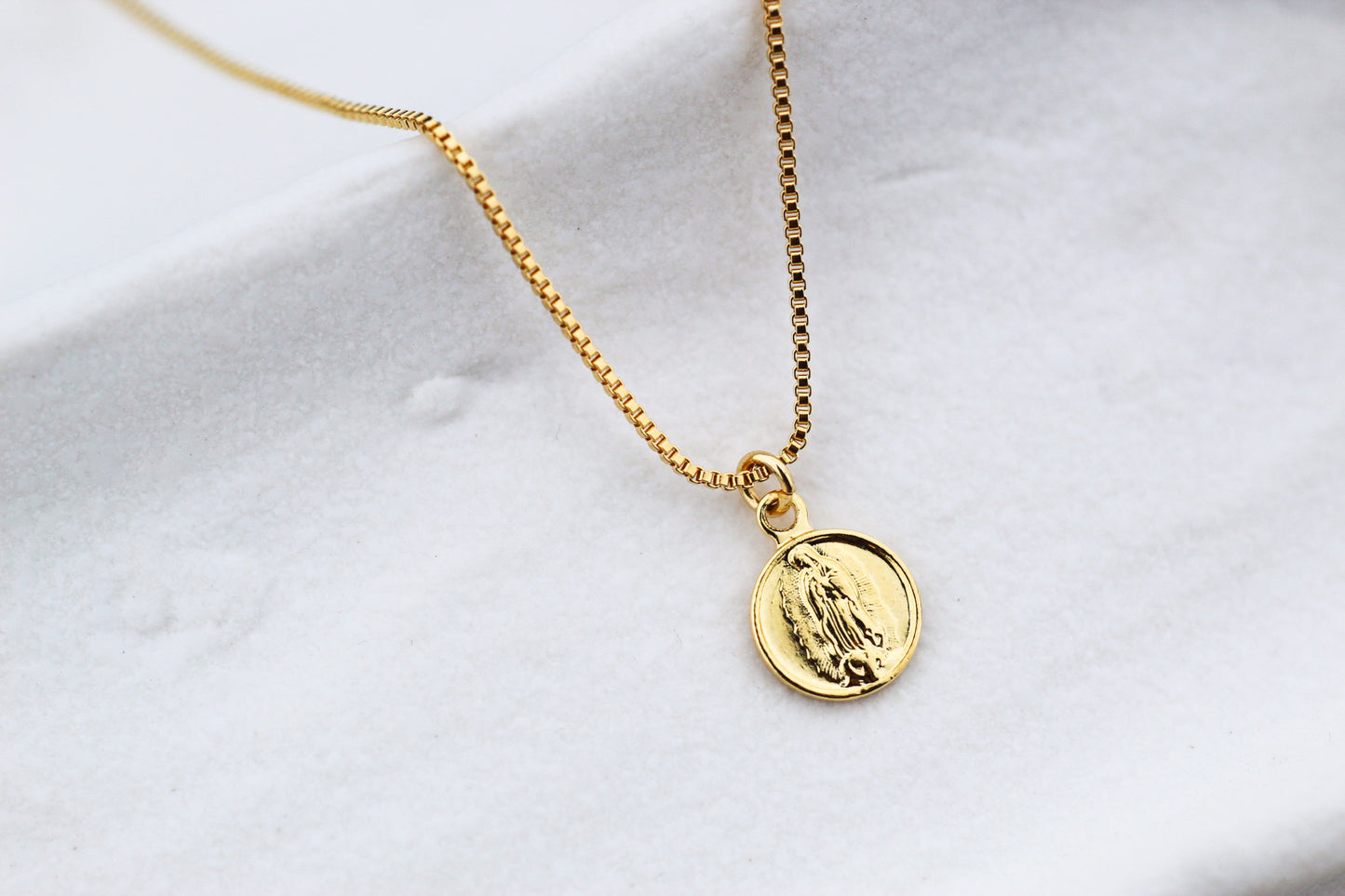 Collar BB Virgen de Guadalupe, fe que se lleva cerca del corazón