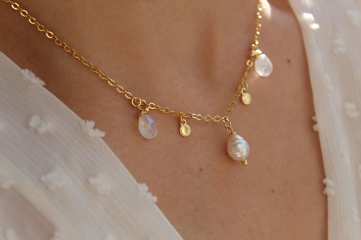 Collar Copelia Piedra Luna + Perla, energía femenina en equilibrio.