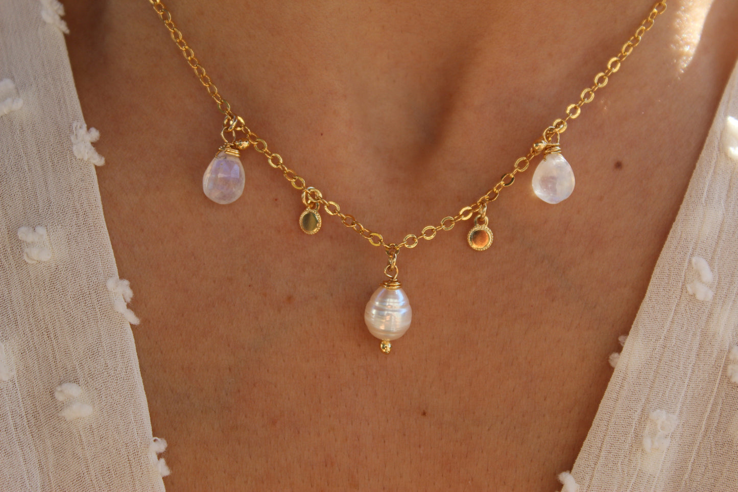 Collar Copelia Piedra Luna + Perla, energía femenina en equilibrio.