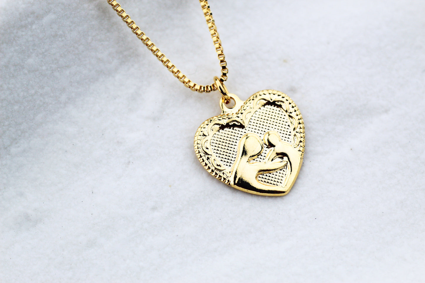 Collar Mamá Corazón, un corazón que guarda el vínculo más puro.