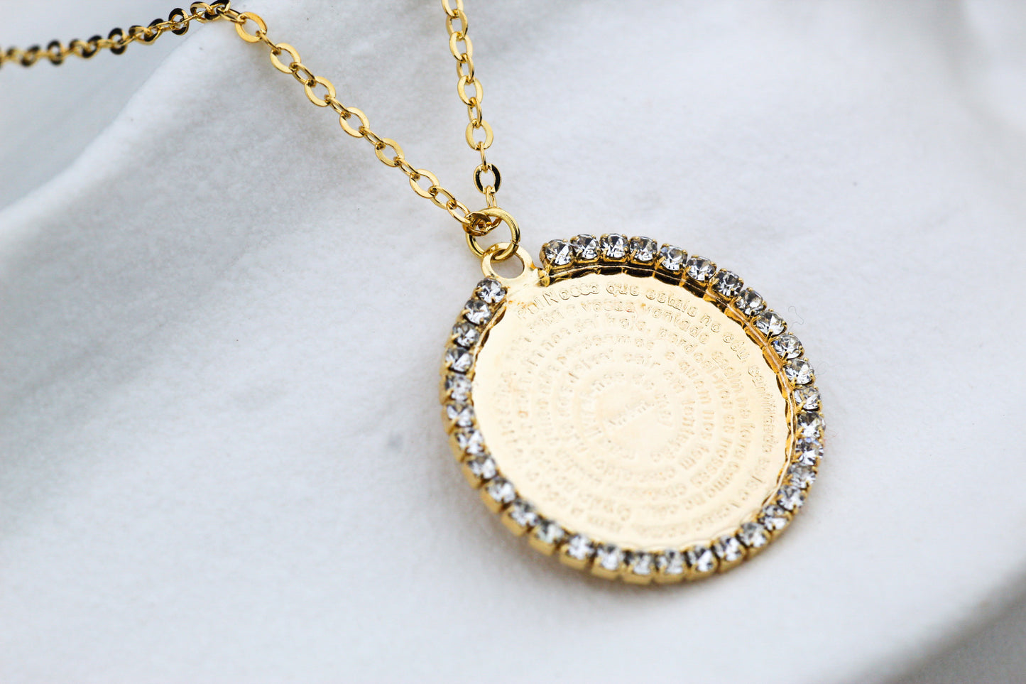 Collar Padre Nuestro Frost, una medalla con presencia y fe.