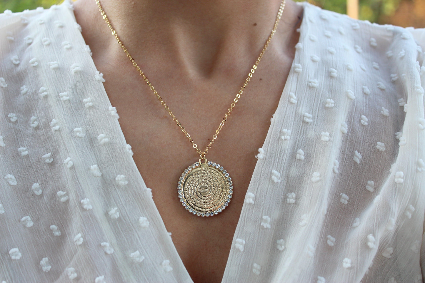 Collar Padre Nuestro Frost, una medalla con presencia y fe.