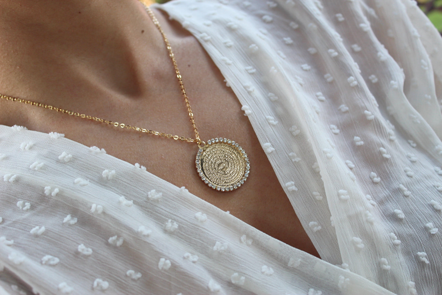 Collar Padre Nuestro Frost, una medalla con presencia y fe.