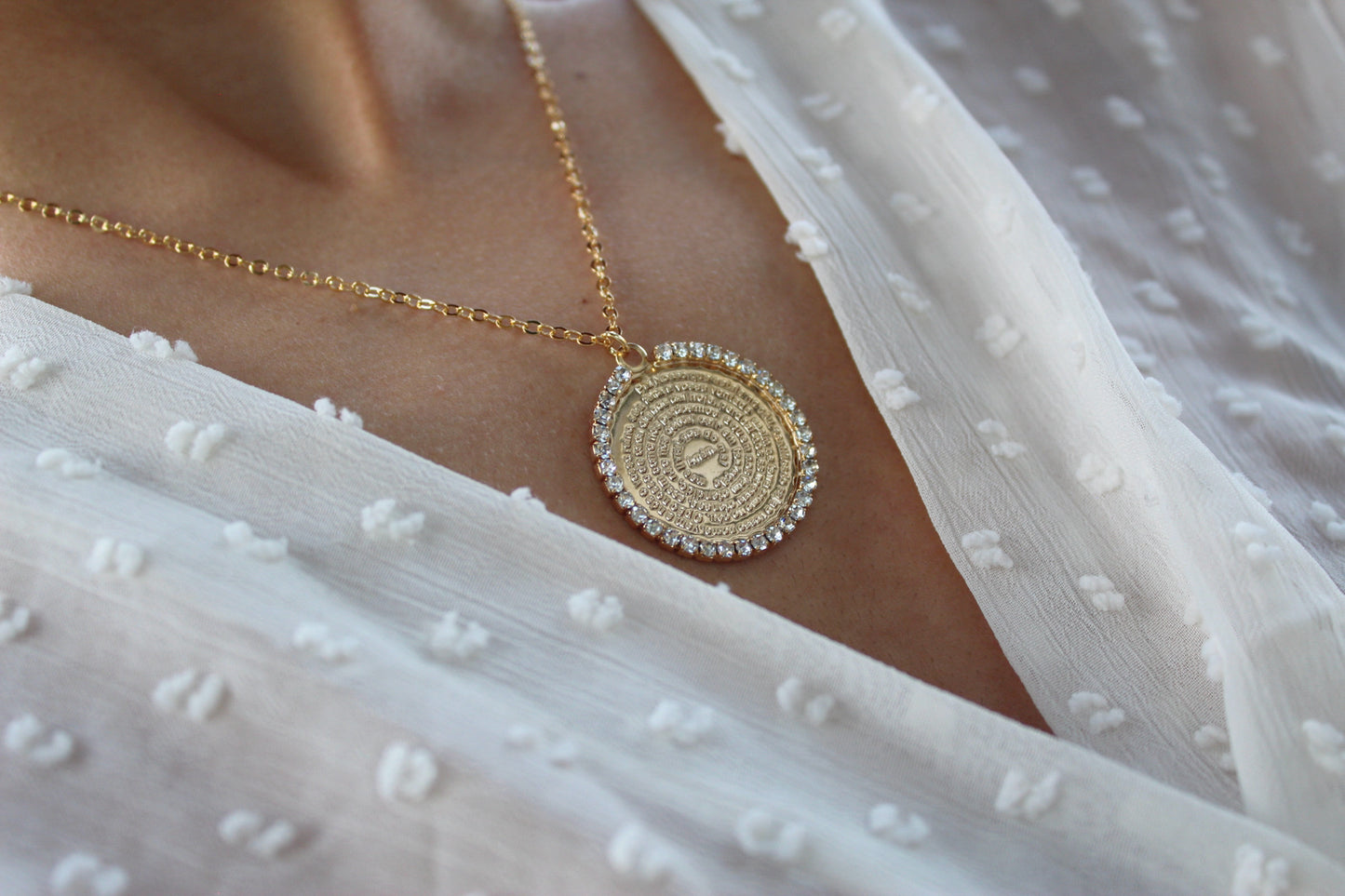 Collar Padre Nuestro Frost, una medalla con presencia y fe.