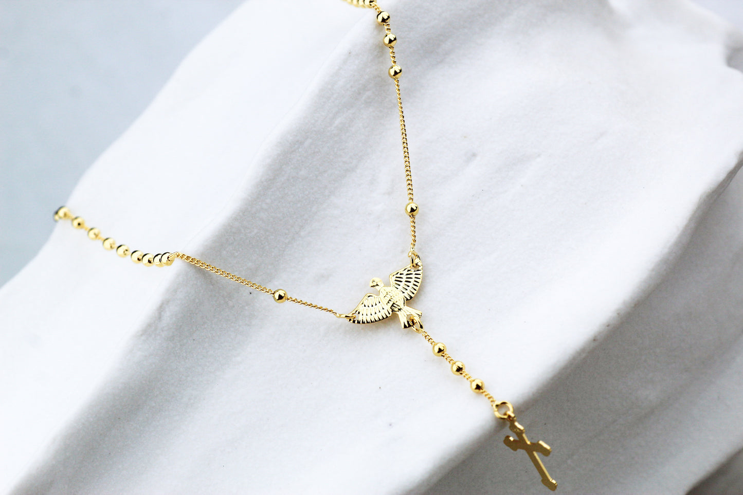 Collar Rosario Espíritu Santo, un símbolo de fe y protección que ilumina tu camino.