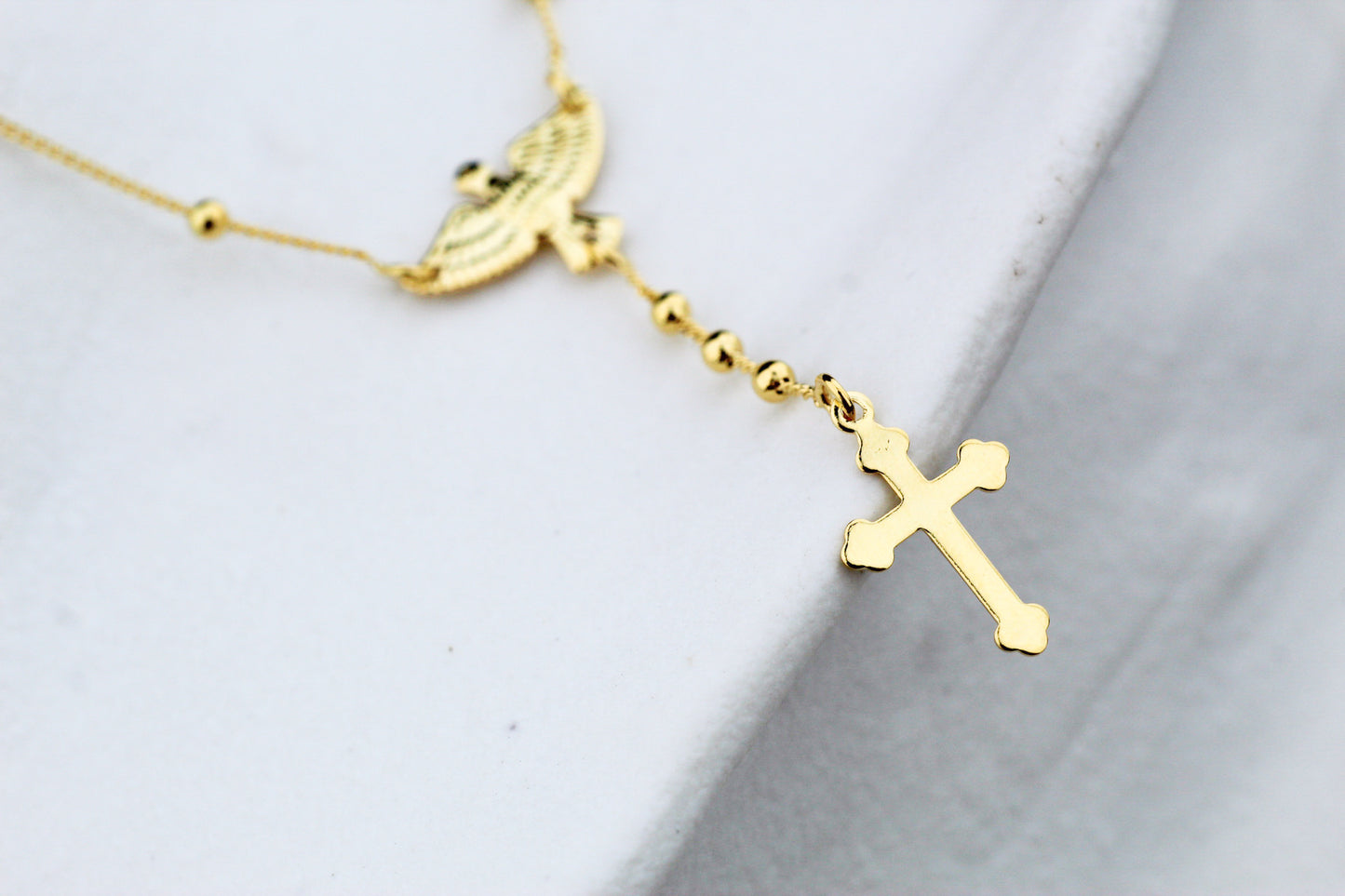 Collar Rosario Espíritu Santo, un símbolo de fe y protección que ilumina tu camino.