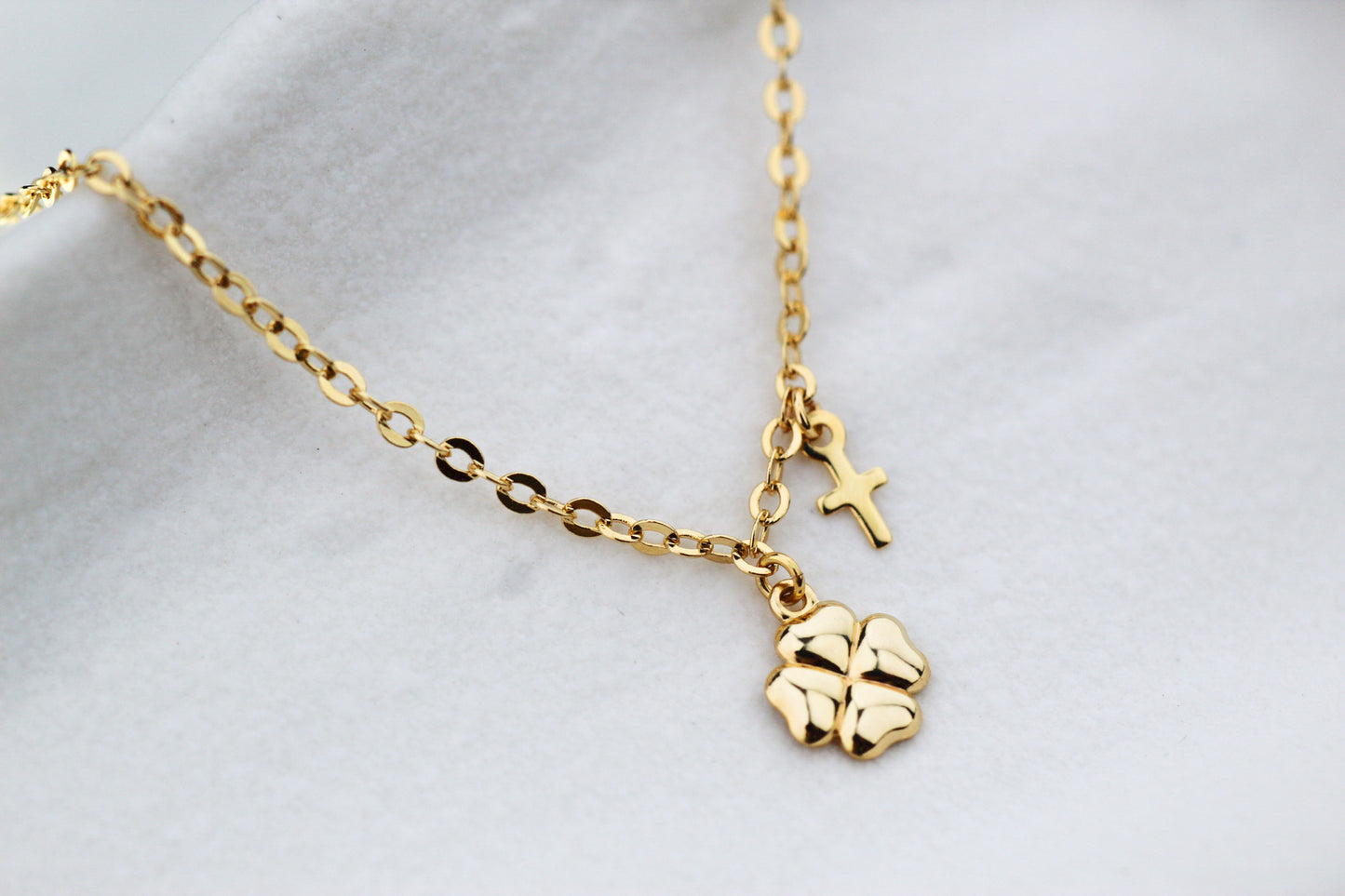 Collar Suerte Protectora, dos símbolos que cuidan tu camino.