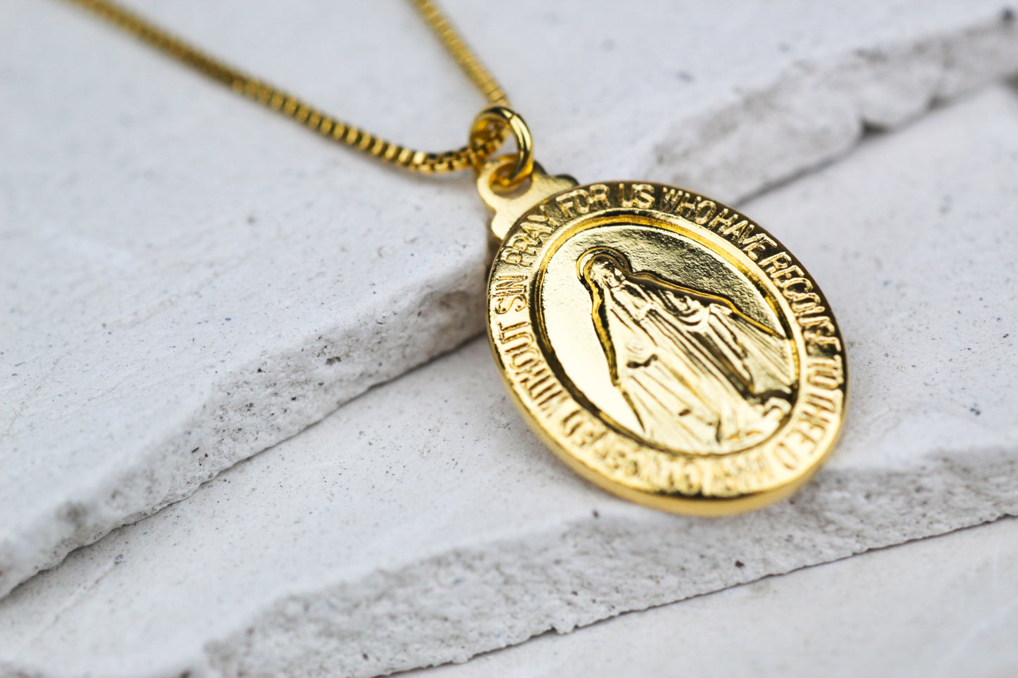 Collar Virgen Gru