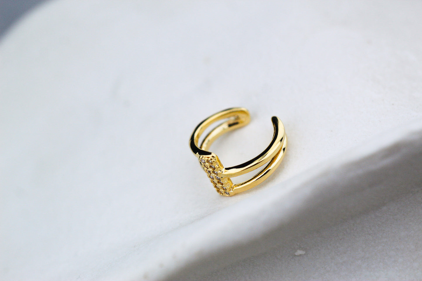 Earcuff Barra Frost, equilibrio entre forma y luz.