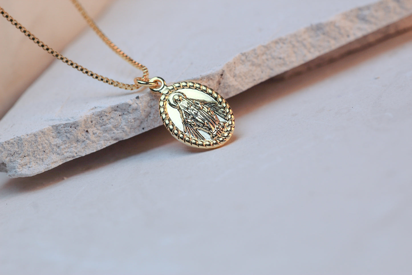 Collar Virgen bor