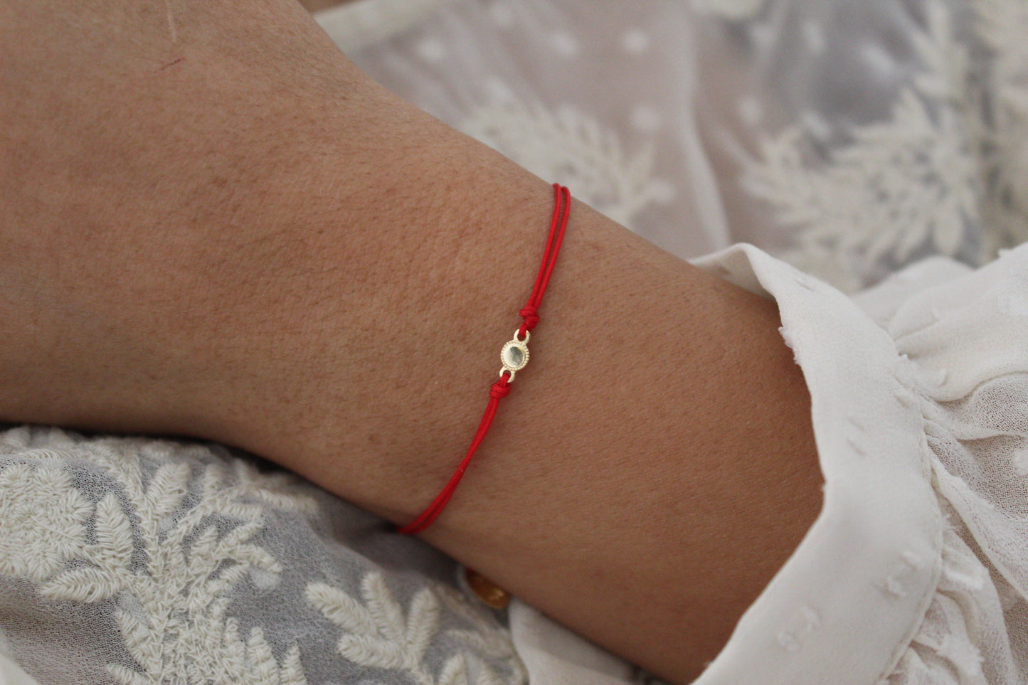 Pulsera BB Medalla Rojo, un detalle minimalista y protector