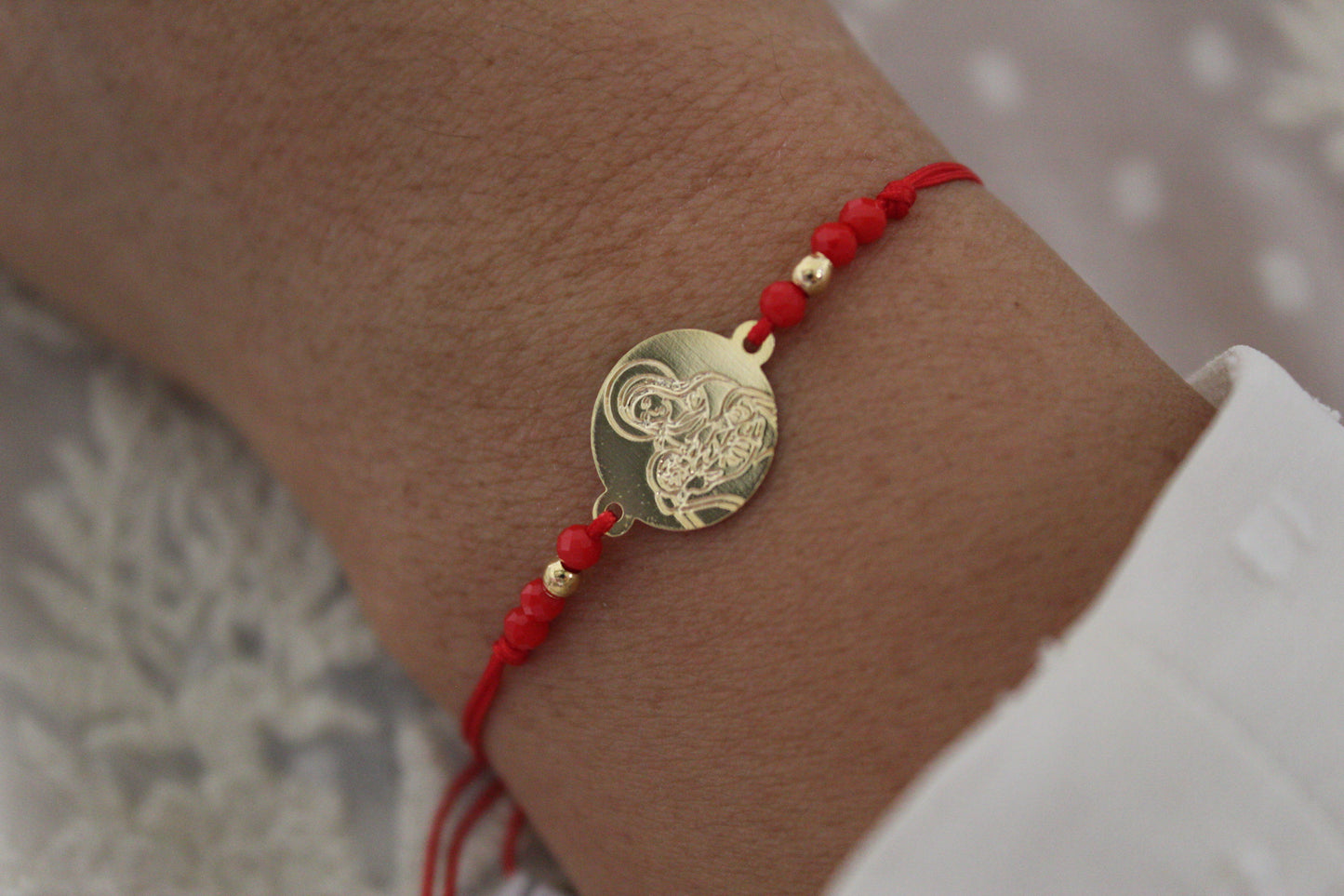Pulsera Virgen de la Leche Rojo C, un símbolo de amor maternal y esperanza