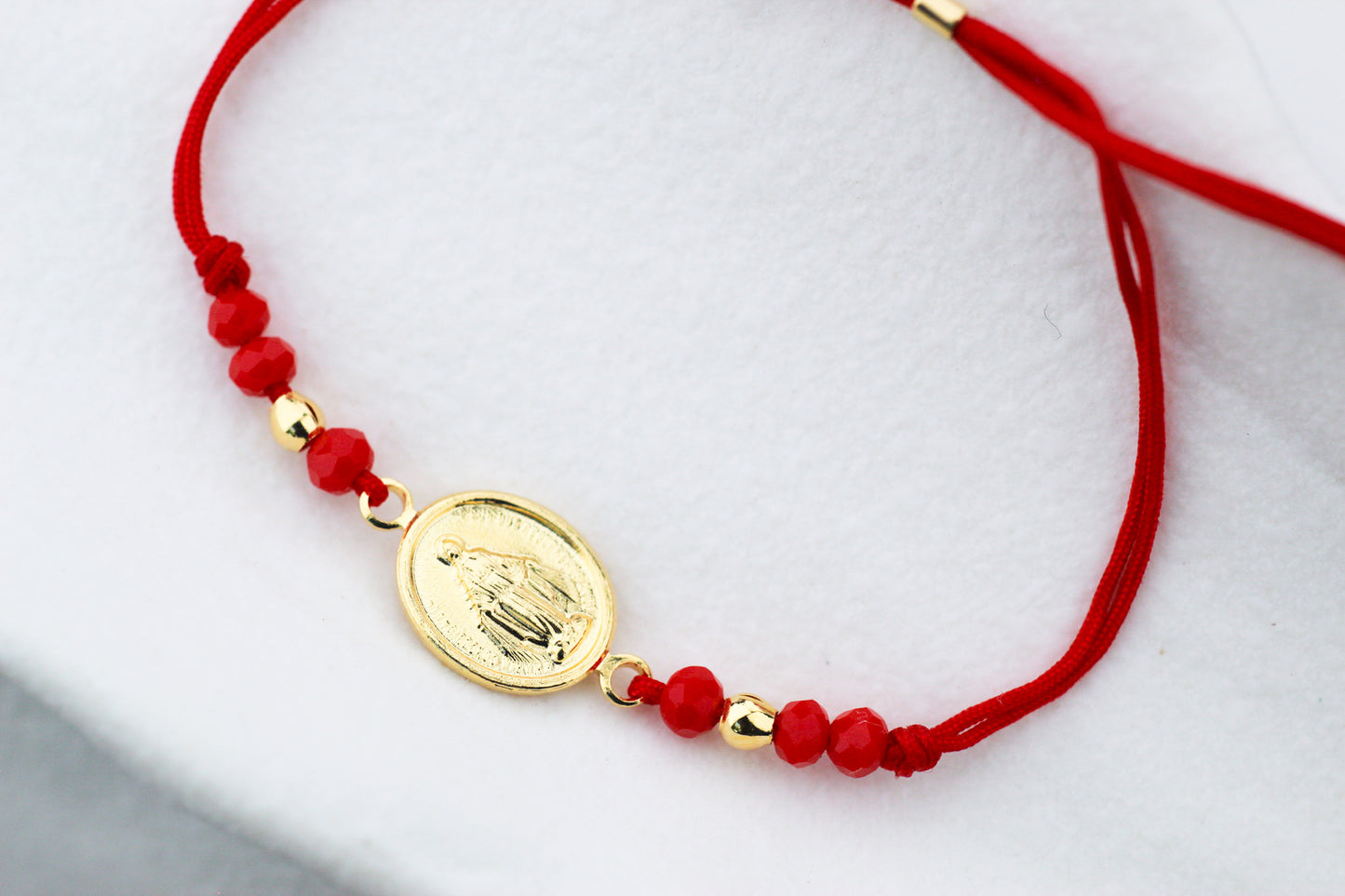 Pulsera Virgen de los Rayos Rojo C II, fe que acompaña cada paso
