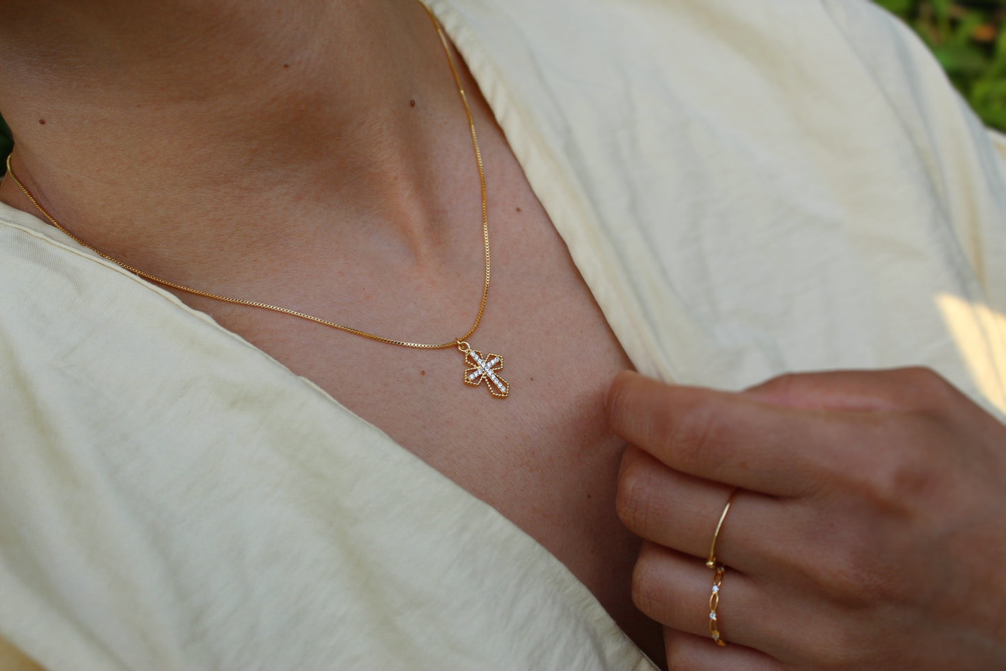 Collar Cruz Cali Frost II, fe que ilumina y fortalece tu camino