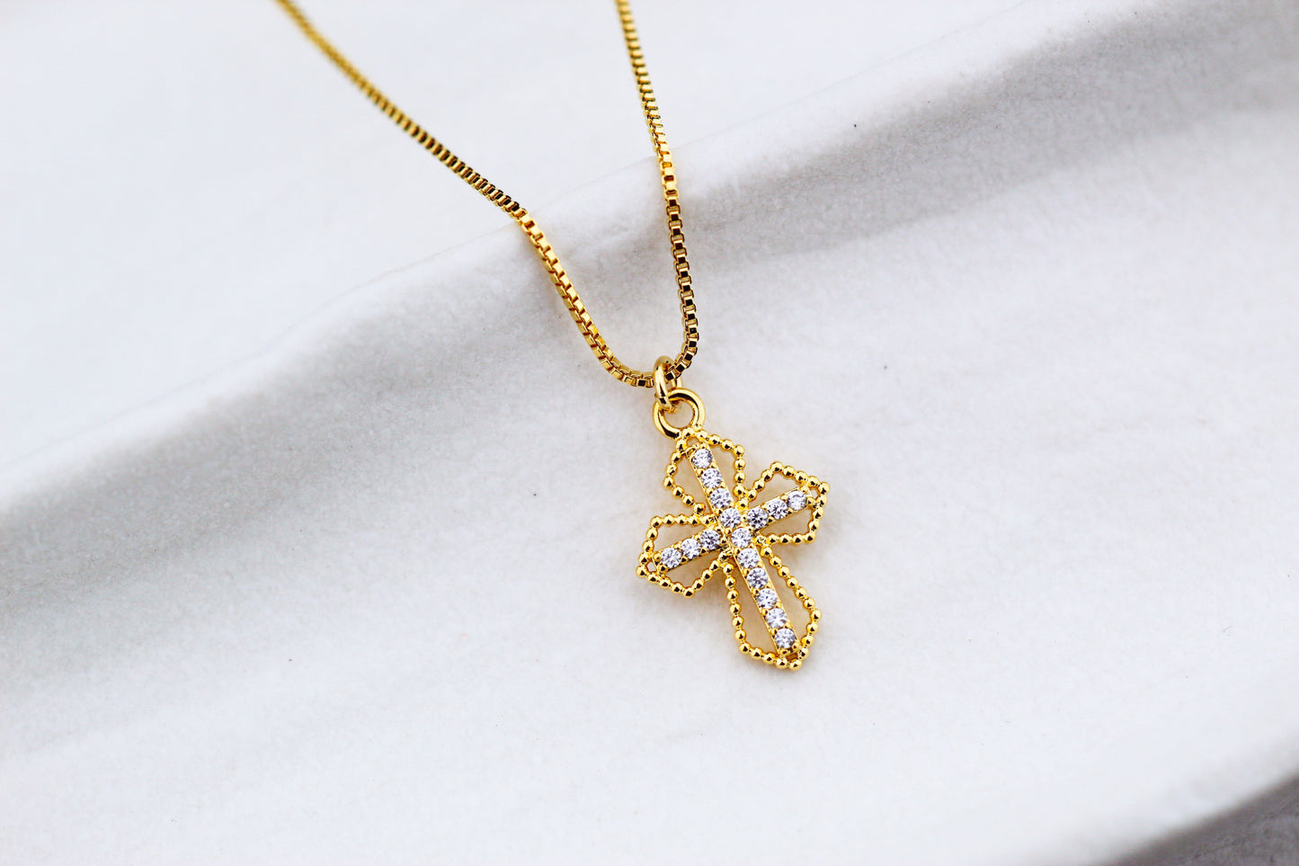 Collar Cruz Cali Frost II, fe que ilumina y fortalece tu camino