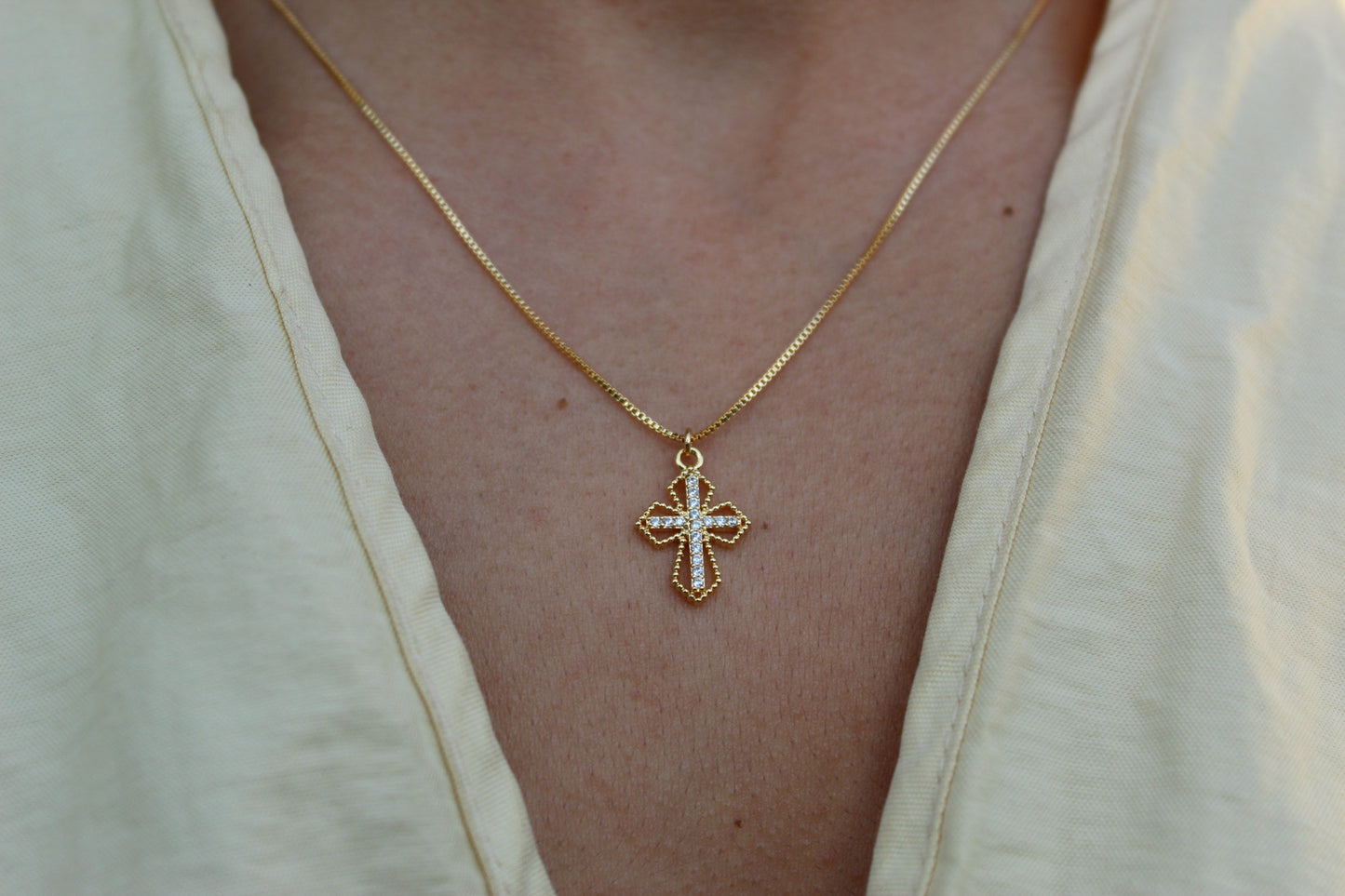 Collar Cruz Cali Frost II, fe que ilumina y fortalece tu camino