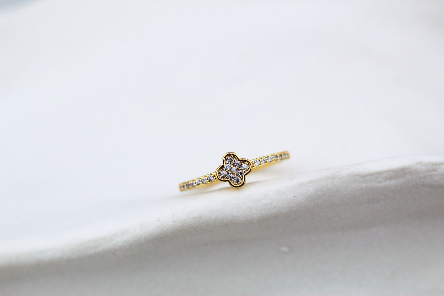 Anillo Carti Flor Frost, delicadeza moderna con brillo sutil