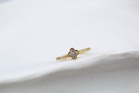 Anillo Carti Flor Frost, delicadeza moderna con brillo sutil