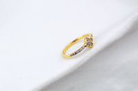 Anillo Carti Flor Frost, delicadeza moderna con brillo sutil 4