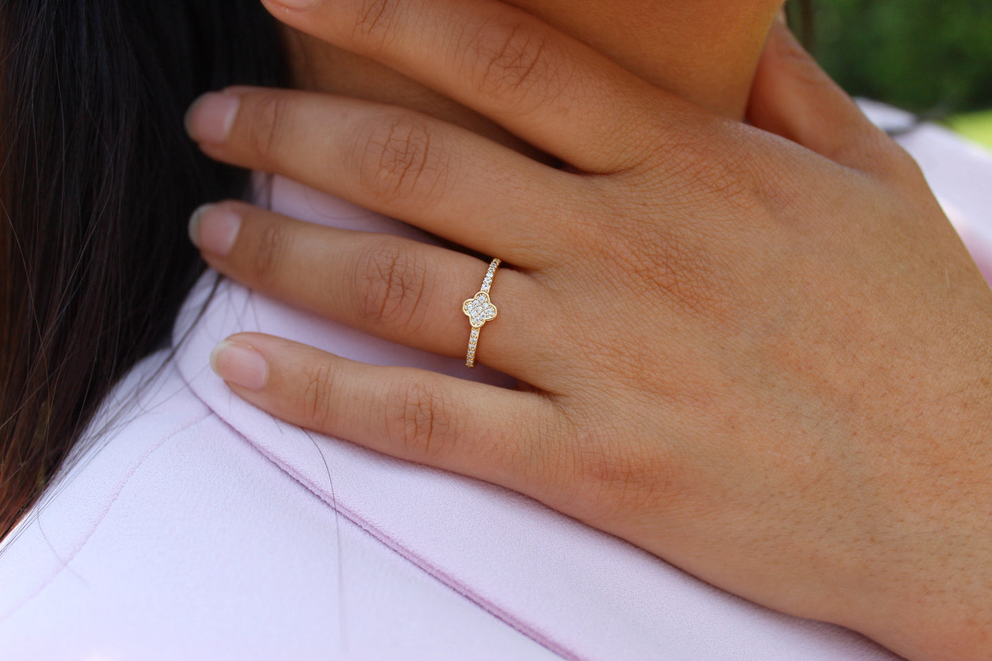 Anillo Carti Flor Frost, delicadeza moderna con brillo sutil