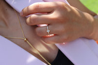 Anillo Carti Flor Frost, delicadeza moderna con brillo sutil 3