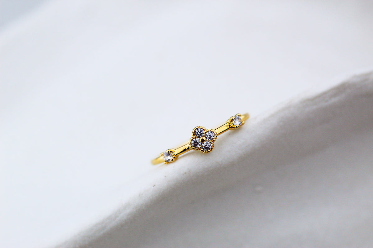 Anillo Carti Flor Luz, delicadeza con brillo moderno