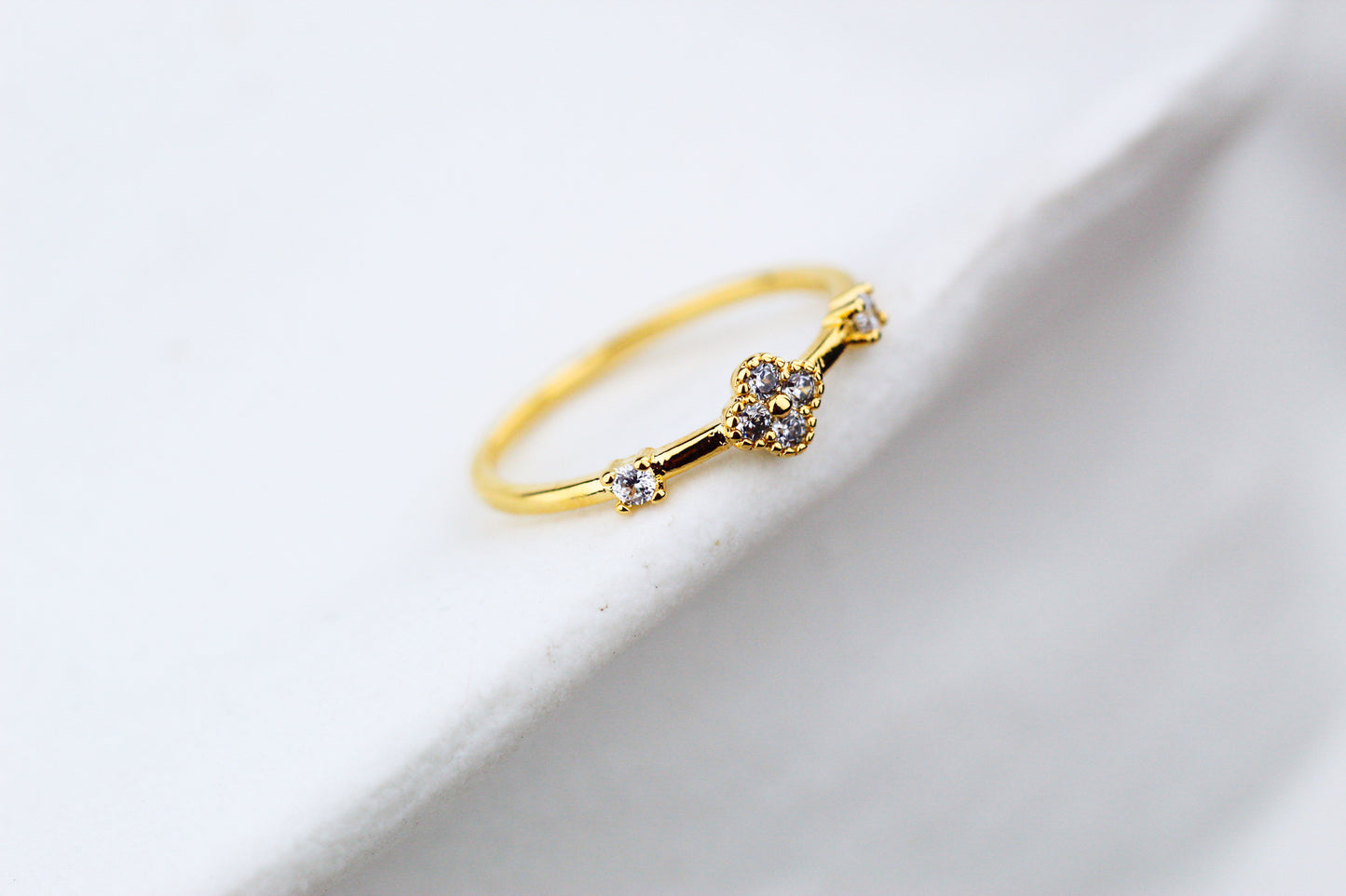 Anillo Carti Flor Luz, delicadeza con brillo moderno