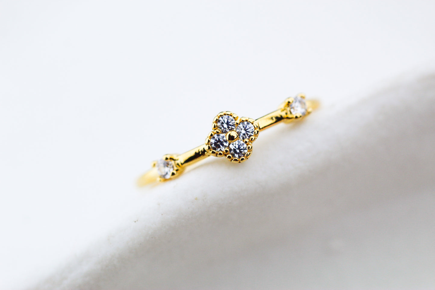 Anillo Carti Flor Luz, delicadeza con brillo moderno