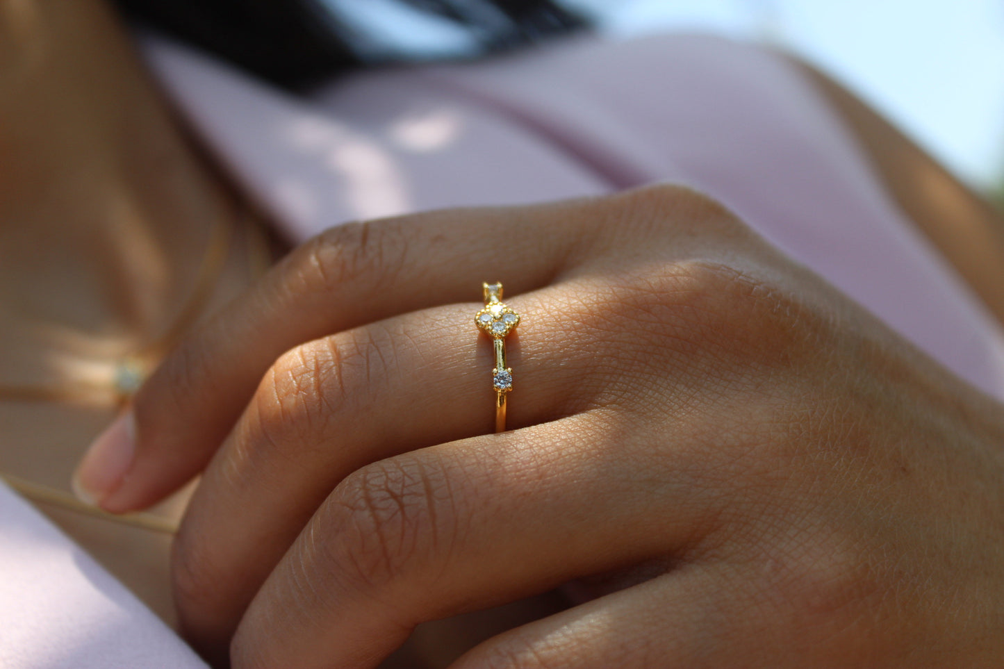 Anillo Carti Flor Luz, delicadeza con brillo moderno