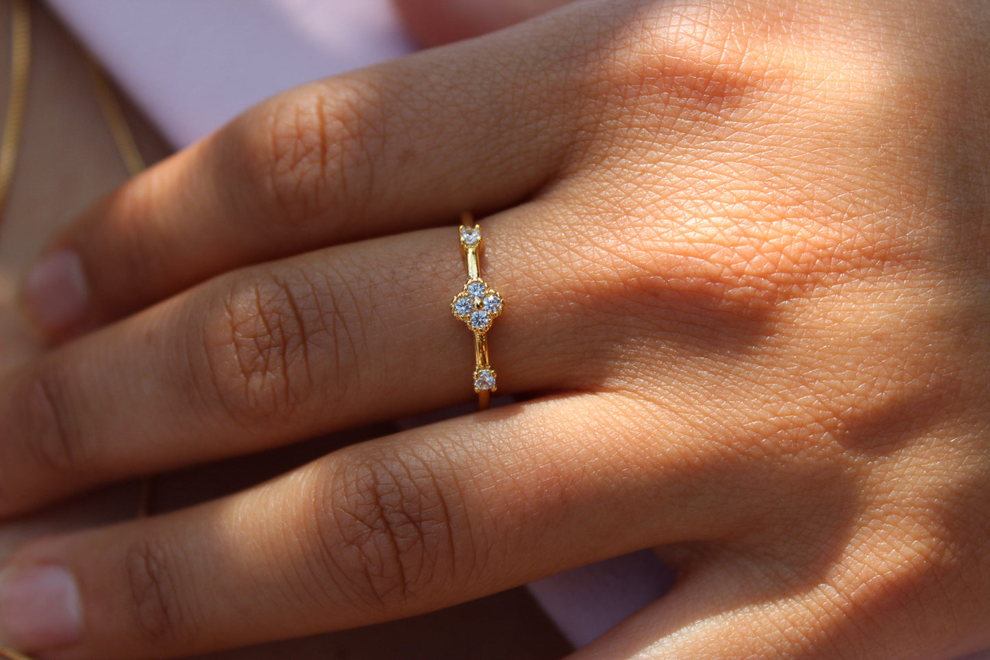 Anillo Carti Flor Luz, delicadeza con brillo moderno