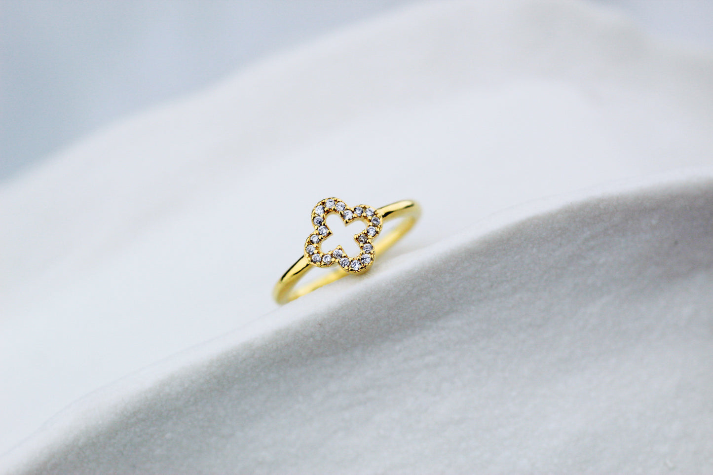 Anillo Carti Cali F, estilo refinado con carácter moderno