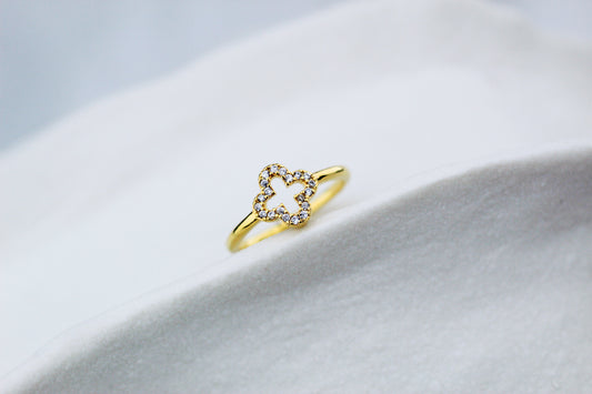 Anillo Carti Cali F, estilo refinado con carácter moderno