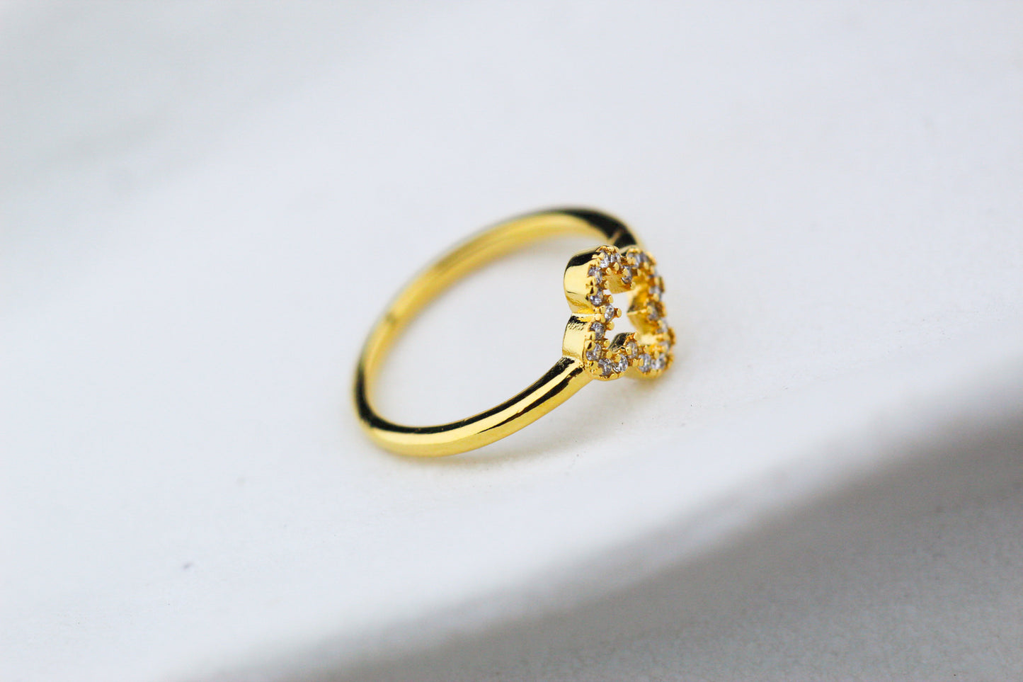 Anillo Carti Cali F, estilo refinado con carácter moderno