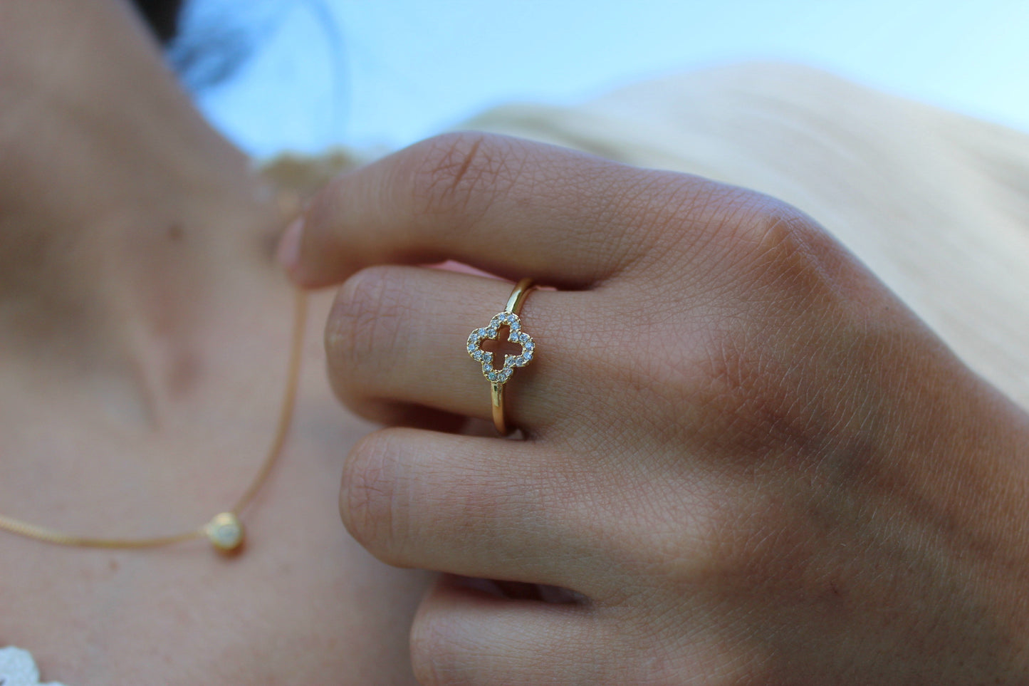 Anillo Carti Cali F, estilo refinado con carácter moderno