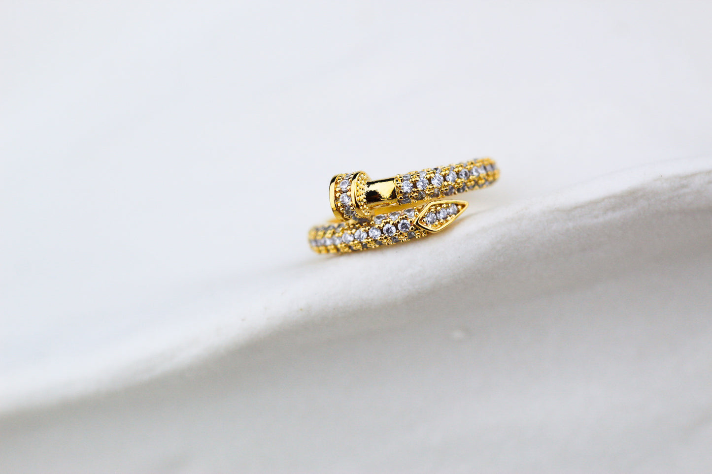 Anillo Clavo Gru Frost, carácter que se siente en cada detalle