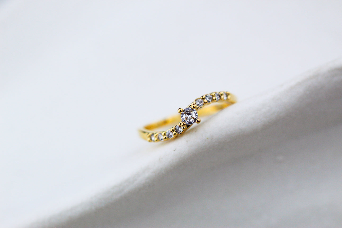 Anillo Diane Frost Curva II, ese toque moderno que ilumina tu estilo