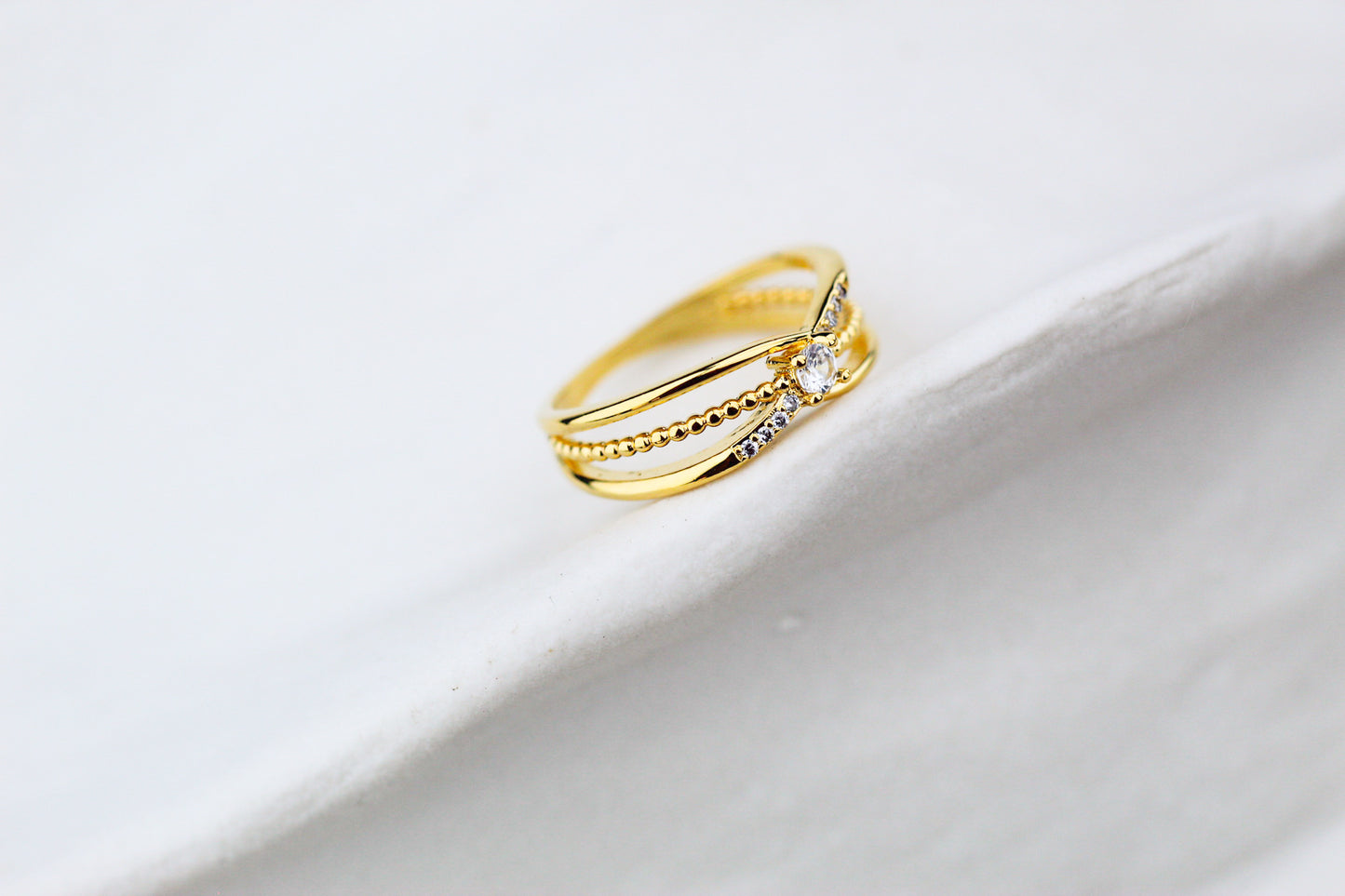 Anillo Diane Líneas F, movimiento de luz que define tu estilo