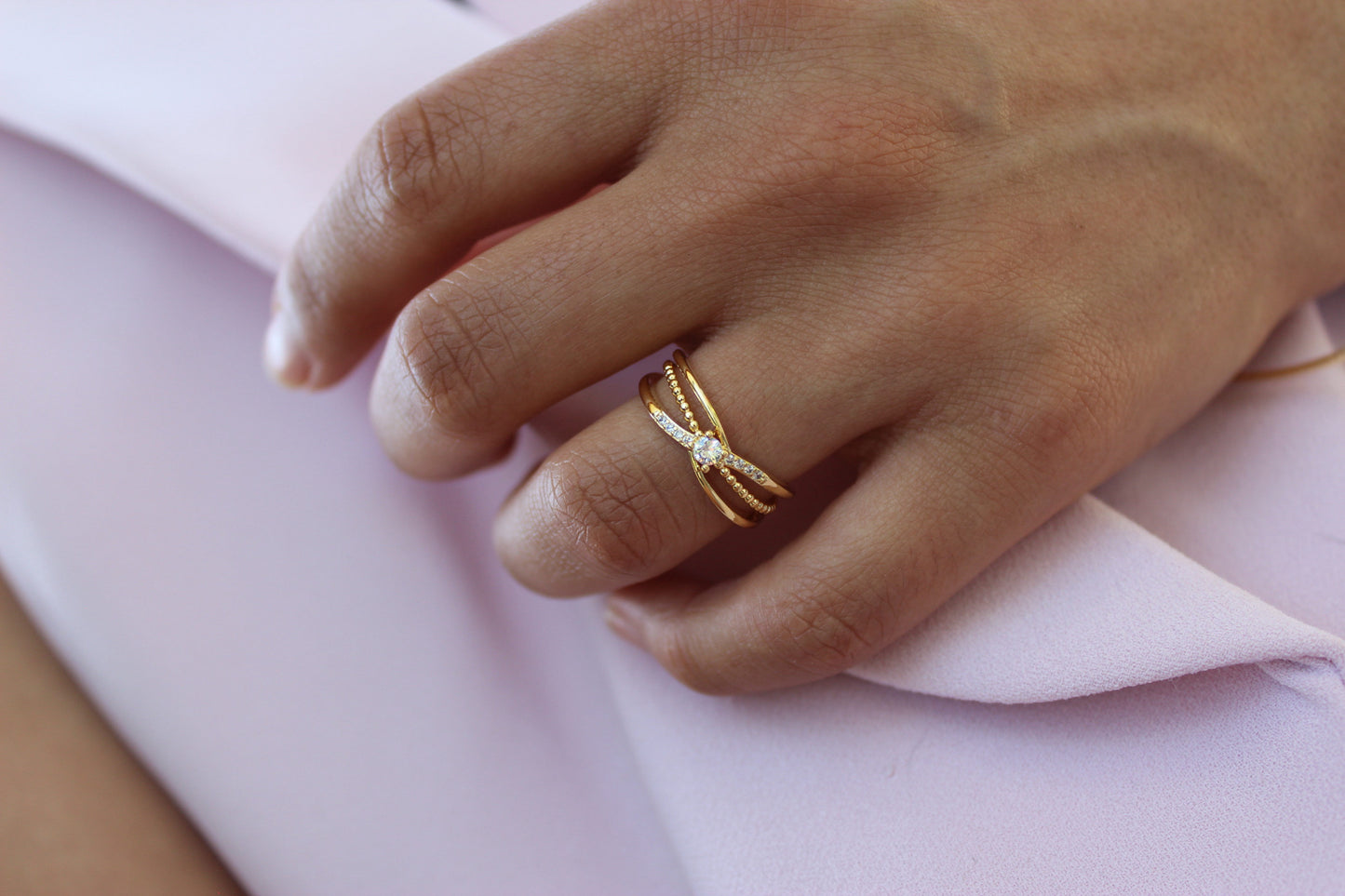 Anillo Diane Líneas F, movimiento de luz que define tu estilo