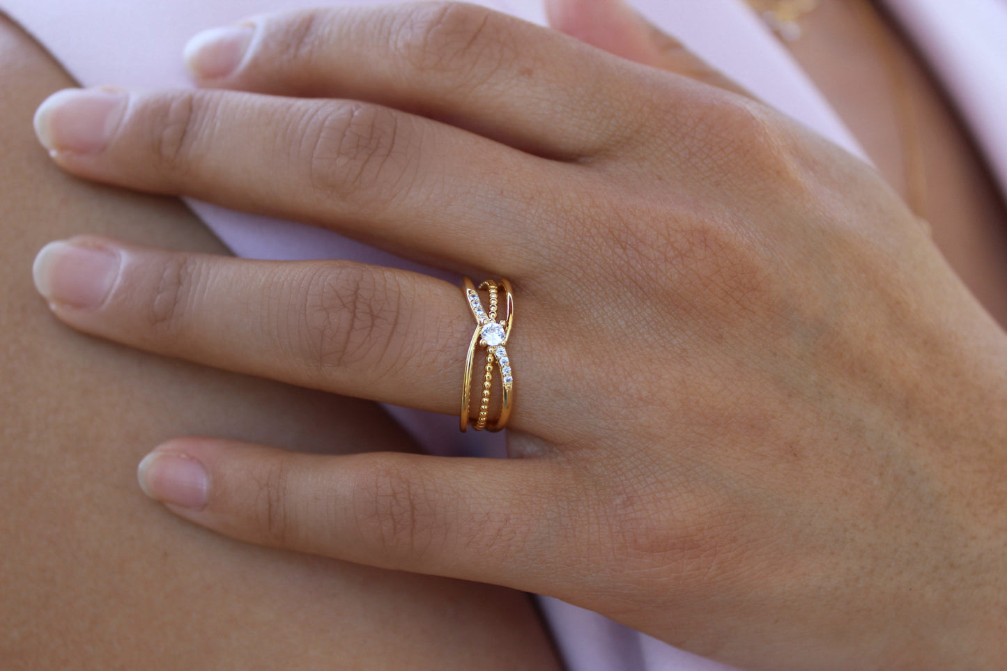 Anillo Diane Líneas F, movimiento de luz que define tu estilo