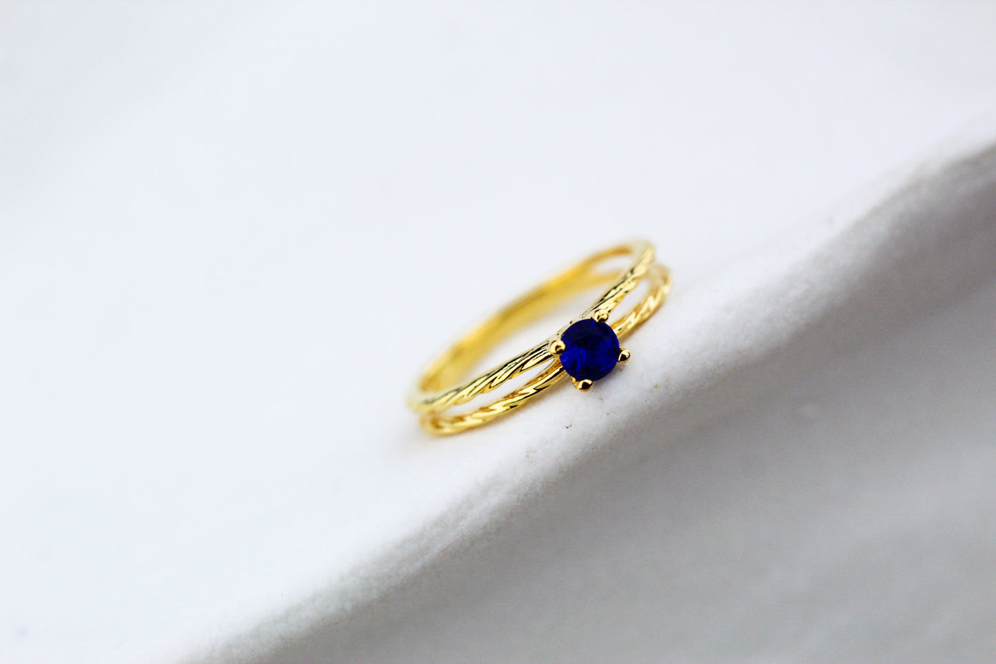 Anillo Diane Luz Azul, color intenso que transmite calma y carácter