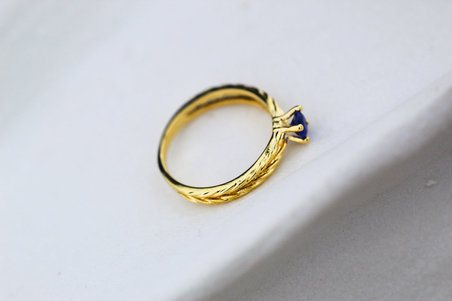 Anillo Diane Luz Azul, color intenso que transmite calma y carácter