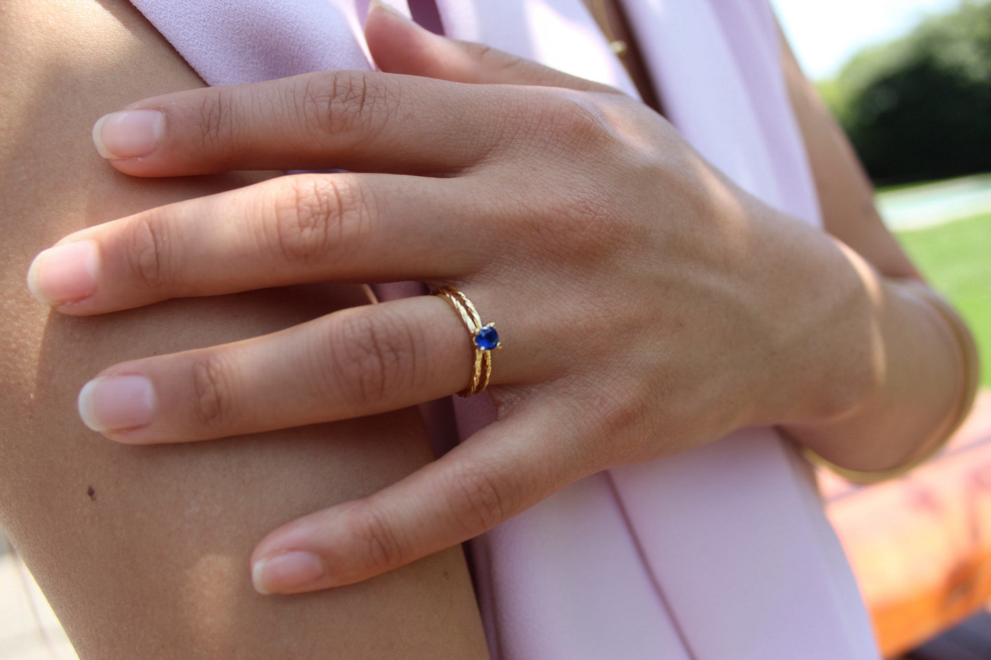 Anillo Diane Luz Azul, color intenso que transmite calma y carácter