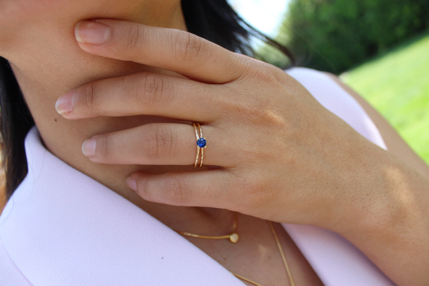 Anillo Diane Luz Azul, color intenso que transmite calma y carácter