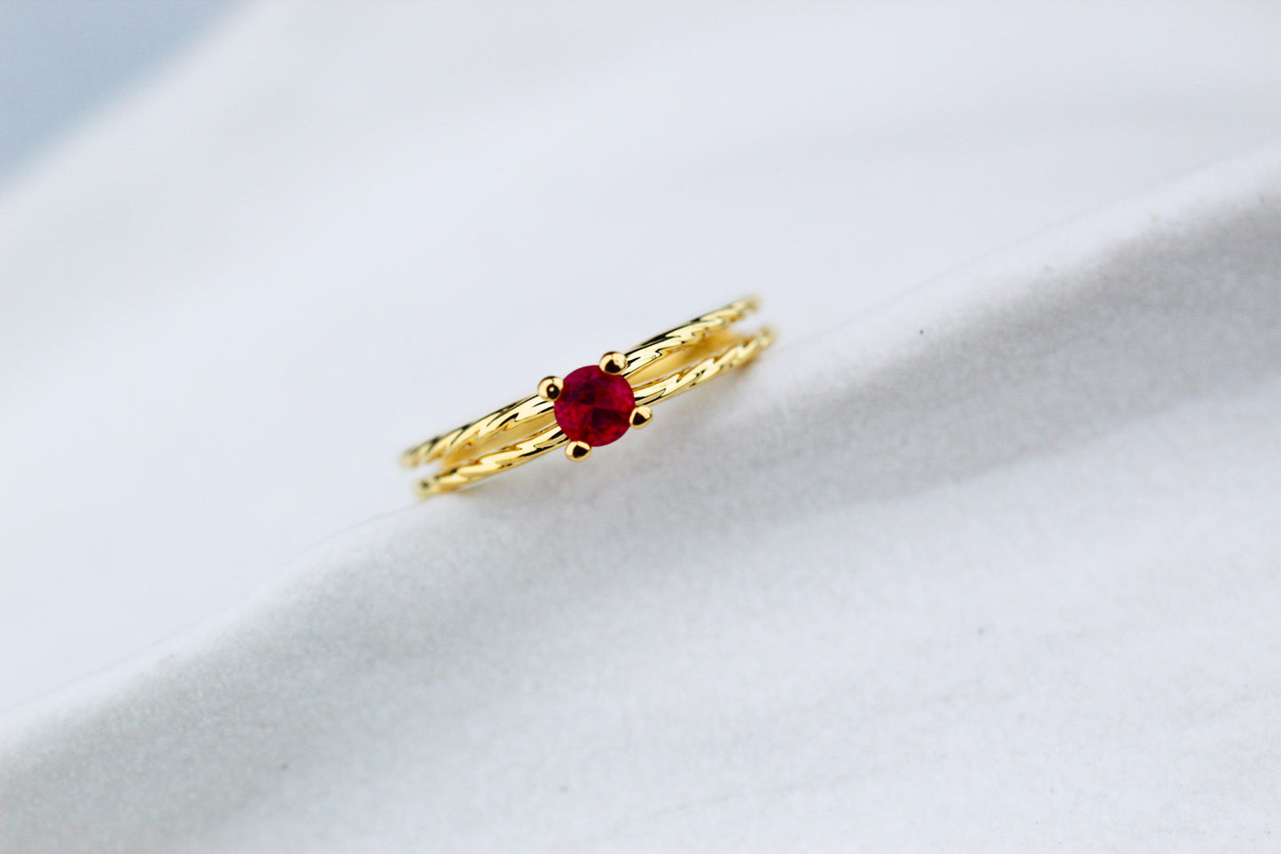 Anillo Diane Luz Rosado, un color vivo que expresa feminidad y carácter