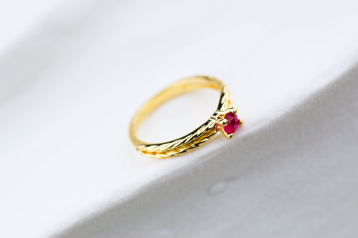 Anillo Diane Luz Rosado, un color vivo que expresa feminidad y carácter