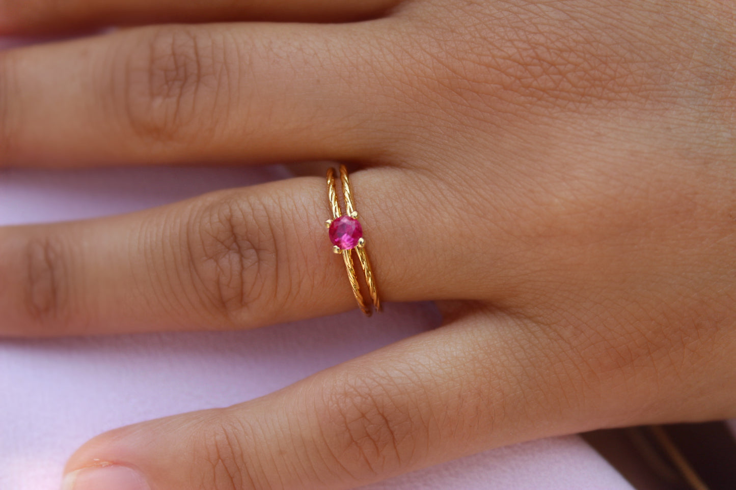 Anillo Diane Luz Rosado, un color vivo que expresa feminidad y carácter