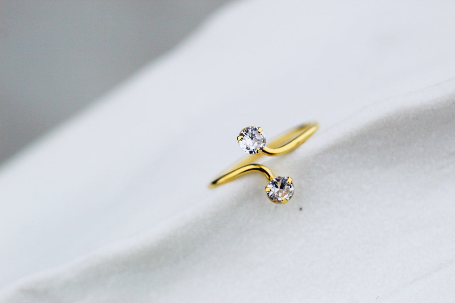 Anillo Dua Luz, claridad femenina que eleva tu presencia