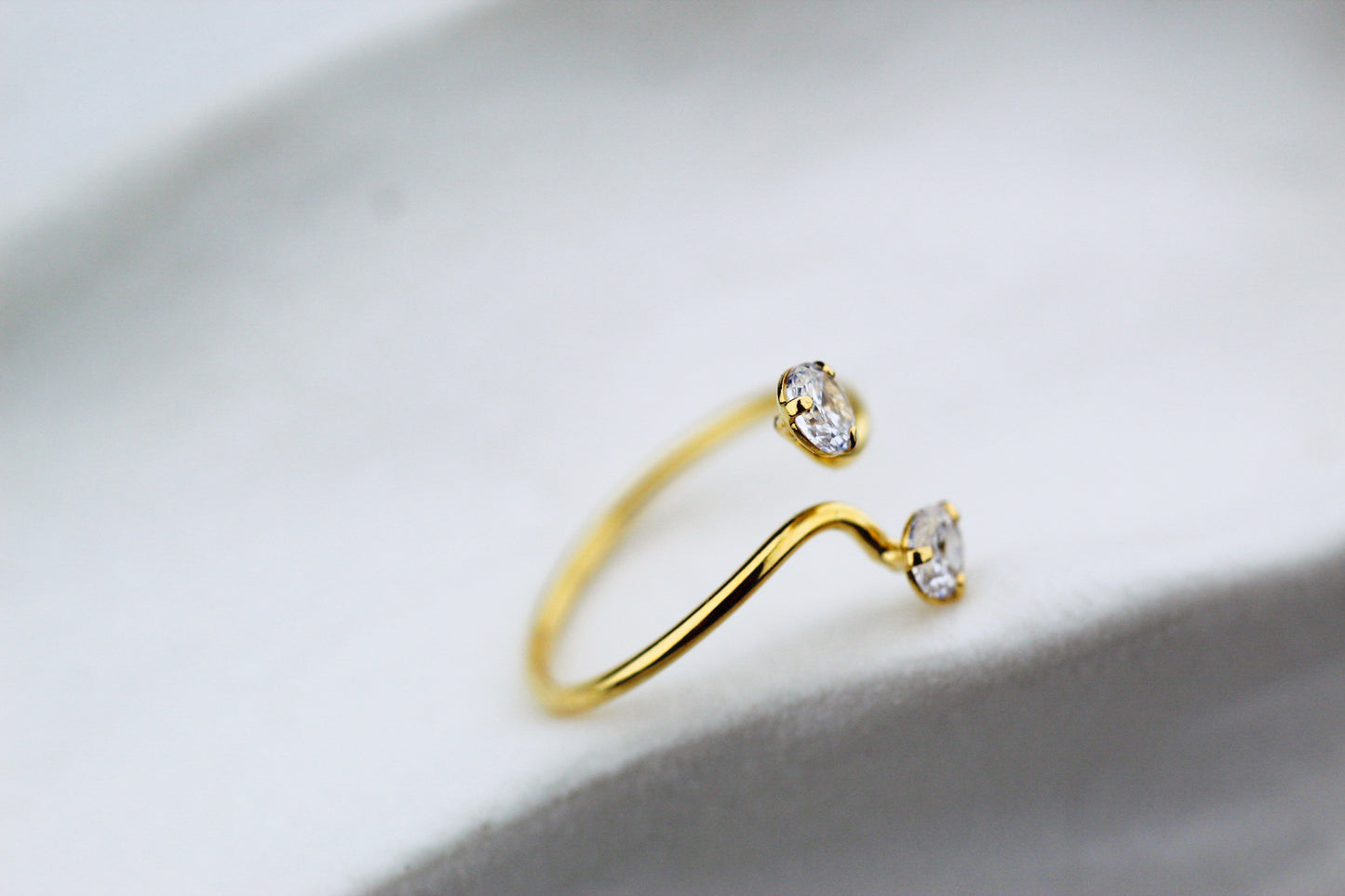 Anillo Dua Luz, claridad femenina que eleva tu presencia