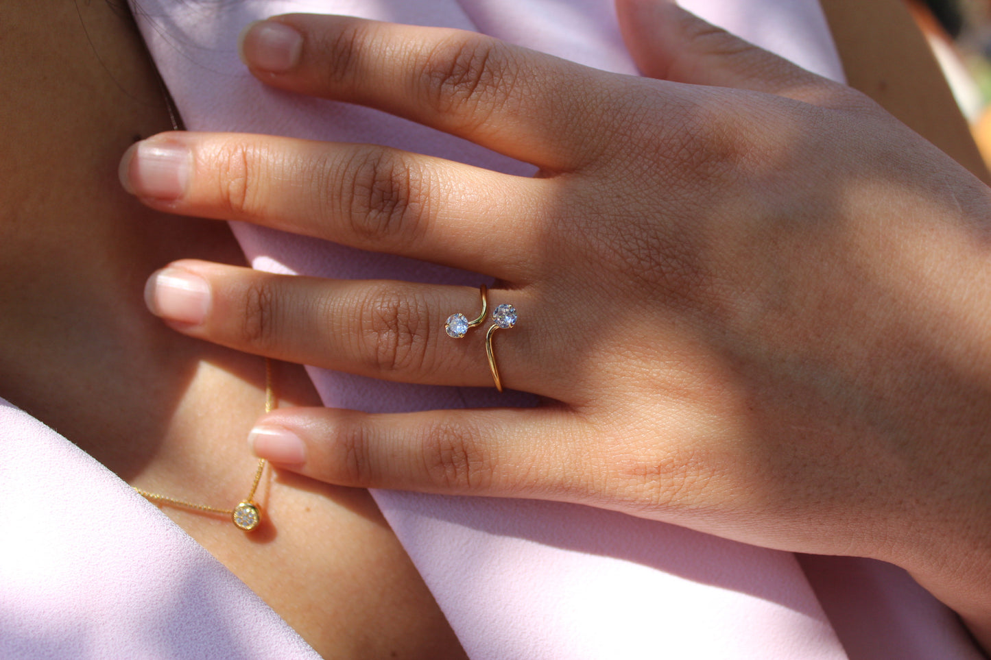 Anillo Dua Luz, claridad femenina que eleva tu presencia