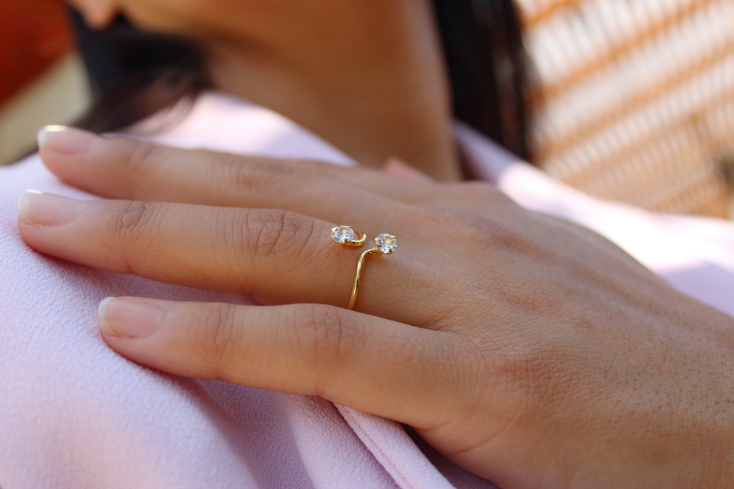 Anillo Dua Luz, claridad femenina que eleva tu presencia